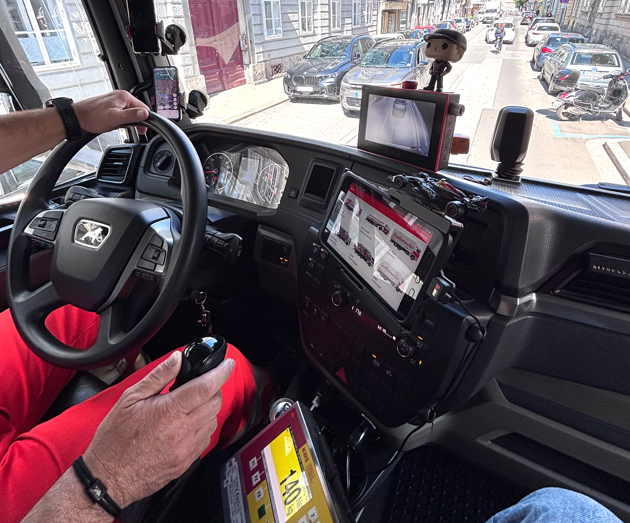 Fahrer nutzt digitale Anwendung im Cockpit eines Entsorgungsfahrzeugs